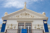 Blau und weiss bemaltes haus, Casa de Cultura, Historisches, altes Fischerdorf, Ericeira, Portugal
