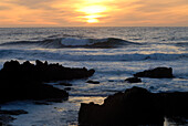 Sonnenuntergang über dem Atlantischen Ozean, in der Nähe von Guincho Strand, Costa de Lisboa, Region Lissabon, Estremadura, Portugal, Atlantik