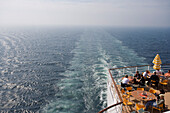 Menschen auf dem Sonnendeck des Kreuzfahrtschiffs Aidadiva