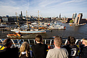 Passagiere auf dem Kreuzfahrtschiff Aidadiva betrachten Schiffe im Hafen, Hamburg, Deutschland