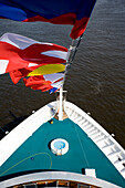 Bunte Flaggen am Bug des Kreuzfahrtschiffs Aidadiva
