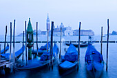 Gondelanleger am Markusplatz mit Gondeln und Blick auf die Insel San Giorgio Maggiore, Venedig, Italien, Europa