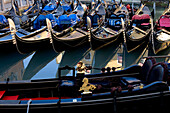 Gondeln im Bacino Orseolo (Servizio Gondole), Venedig, Italien, Europa