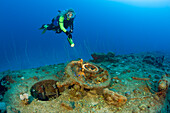 Taucher an einer Luke am Heck des U-Bootes USS Apogon, Marschallinseln, Bikini Atoll, Mikronesien, Pazifik