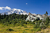 Das Hotel Paradise Inn und Mount Rainier unter blauem Himmel, Washington, USA