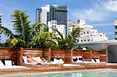 Pool und Sonnenliegen auf dem Dach des Catalina Beach Club Hotel, Miami Beach, Florida, USA