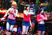 Salsa Sängerinnen, drei Frauen singen in Mango's Nightclub, Ocean Drive, South Beach, Miami Beach, Florida, USA
