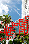 Rote Fassade unter blauem Himmel, Arquitectonica's Imperial Condomium, Brickell Avenue, Miami, Florida, USA