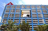 Blaue Fassade eines Wohnblocks, Arquitectonica's Atlantis Condomium, Brickell Avenue, Miami, Florida, USA