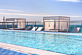 Pool auf dem Dach des Gaansevoort South Hotel im Sonnenlicht, South Beach, Miami Beach, Florida, USA