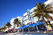 Hotels am Ocean Drive unter blauem Himmel, South Beach, Miami Beach, Florida, USA