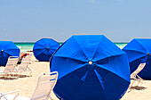 Blaue Sonnenschirme am Strand, South Beach, Miami Beach, Florida, USA