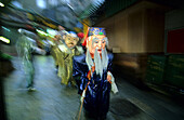 Menschen mit Masken bei einer Beerdigungsprozession in Chiufen, Taiwan, Asien