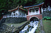 Blick auf den Schrein der Ewigen Quelle über einem Bach in der Taroko Schlucht, Taroko Nationalpark, Taiwan, Asien
