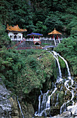 Blick auf den Schrein der Ewigen Quelle und einen Wasserfall in der Taroko Schlucht, Taroko Nationalpark, Taiwan, Asien