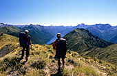 Trekker in den Keppler Mountains betrachten die Aussicht, Fiordland Nationalpark, Südinsel, Neuseeland, Ozeanien