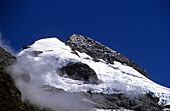 Gletscher, schneebedeckter Berggipfel unter blauem Himmel, Mt. Aspiring Nationalpark, Südinsel, Neuseeland, Ozeanien