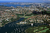 Blick über einen Seitenarm des Middle Harbour und die umliegenden Vororte zur City, Sydney, New South Wales, Australien