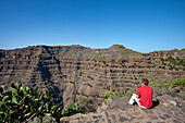Wanderer unter blauem Himmel betrachtet die Aussicht, Valle Gran Rey, La Gomera, Kanarische Inseln, Spanien, Europa