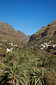 Ein Bergdorf im Valle Gran Rey unter blauem Himmel, La Gomera, Kanarische Inseln, Spanien, Europa