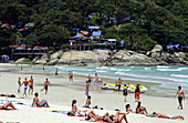 Menschen am Ao Hat Rin Beach, Ko Phangan, Thailand