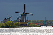 Windmühlen im Freilichtmuseum Zaanseschans am Fluss Zaan bei Gewitterstimmung, Holland, Europa