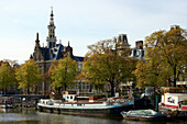 Boote liegen am Ufer des Flusses Amstel in Amsterdam, Holland, Europa