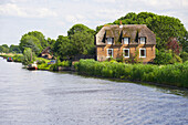 House at the shore of the river Kromme Mijdrecht in front of trees, Netherlands, Europe