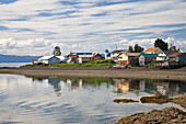 Häuser auf einer Insel unter Wolkenhimmel, Kake, Inside Passage, Südost Alaska, USA