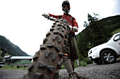 Mann hält sein Mountainbike, Ischgl, Tirol, Österreich