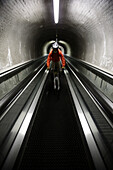 Mountainbiker fährt eine Rolltreppe hinab, Ischgl, Tirol, Österreich