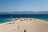 Menschen am Strand im Sonnenlicht, Goldenes Horn, Bol, Insel Brac, Dalmatien, Kroatien, Europa