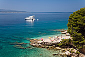 Menschen am Strand in einer kleinen Bucht, Insel Brac, Dalmatien, Kroatien, Europa