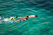 Ein Mann und ein Kind schnorcheln im Meer, Insel Brac, Dalmatien, Kroatien, Europa