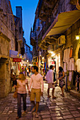 Touristen bummeln am Abend durch eine Gasse der Altstadt von Hvar, Insel Hvar, Dalmatien, Kroatien, Europa