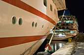 Kreuzfahrtschiffe MS Hanseatic und MS Europa liegen nachts an der Pier, Port Elizabeth, Südafrika, Afrika