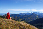 Frau genießt Ausblick vom Kleinen Traithen, Bayerische Voralpen, Bayern, Deutschland