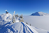 Bergsteiger auf dem Gipfel des Rauhkopfs, Spitzing, Bayerische Voralpen, Bayern, Deutschland