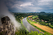 Blick von der Bastei über Rathen zum Lilienstein, Sächsische Schweiz, Elbsandsteingebirge, Sachsen, Deutschland