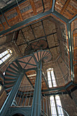moderne Stahlwendeltreppe in den frisch renovierten Turm des Roten Rathauses, dem Amtssitz des Regierenden Bürgermeisters