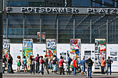 Menschen betrachten Teile der Berliner Mauer auf dem Potsdamer Platz, Berlin, Deutschland, Europa