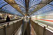 Innenansicht des Spandauer Bahnhofs am Abend, Berlin, Deutschland, Europa