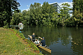 Menschen in einem Paddelboot auf dem Landwehrkanal, Berlin, Deutschland, Europa