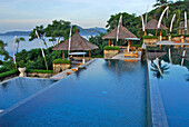 Der menschenleere Infinity Pool im Amankila Resort am Morgen, Candi Dasa, Ost Bali, Indonesien, Asien