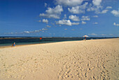 Der Strand des Amanusa Resort unter blauem Himmel, Nusa Dua, Süd Bali, Indonesien, Asien
