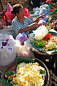 Verkäufer an ihren Ständen auf dem Zentralmarkt Pasar Badung, Denpasar, Bali, Indonesien, Asien