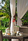 Gedeckter Tisch im Garten des Nusa Dua Beach Hotel, Nusa Dua, Bali, Indonesien, Asien