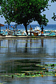 Teich in Candi Dasa und Boote am Strand, Candi Dasa, Ost Bali, Indonesien, Asien