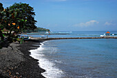 Steiniger Strand an der Küste bei Candi Dasa, Ost Bali, Indonesien, Asien