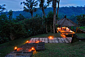 Beleuchteter Pavillon des Amandari Resort am Abend, Yeh Agung Tal, Bali, Indonesien, Asien